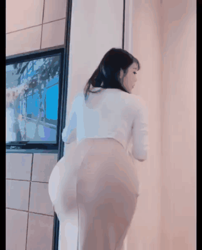 美女的邪恶GIF图片：别摆臀弄姿了，赶紧去做家务吧！