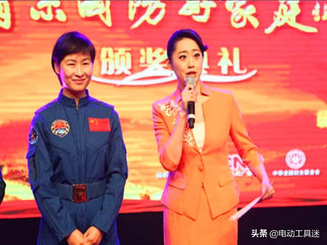 王亚平8年后再出征，5岁女儿送行，打破返回地球禁止生孩子的谣言