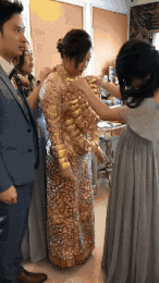 搞笑的动图GIF：美女埋在雪里干什么呢？