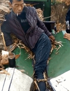 爆笑的GIF动图：小伙这么回家就好羡慕，钥匙都不用带