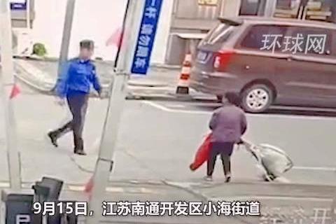 城管暴摔72岁老人，人心何以似铁坚硬？