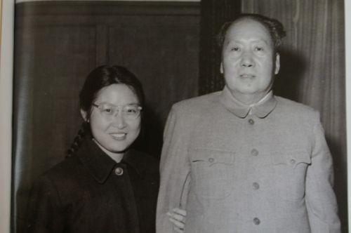 毛主席给自己的两个女儿取名姓李，李讷却不满意：爸爸我想改姓毛