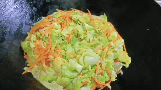 天冷给孩子吃什么好？记得用包菜和鸡蛋做道下饭菜，维生素U丰富