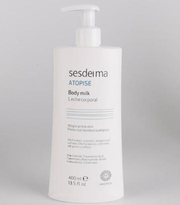 婴儿洗澡后涂身体乳