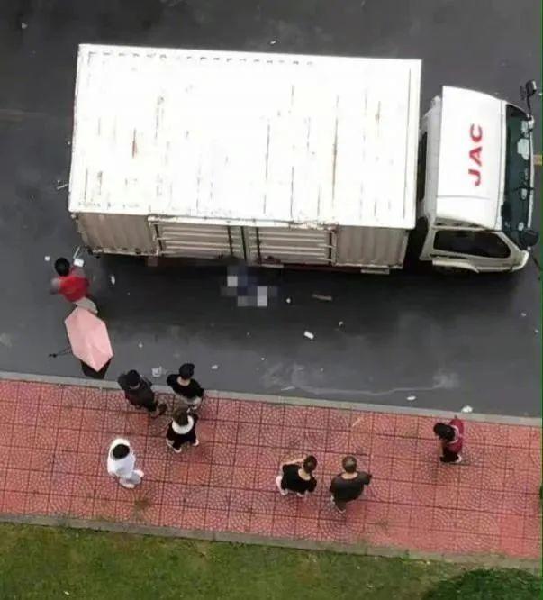 北京一高校女研究生遭快递车碾压身亡！知情人：才开学3天