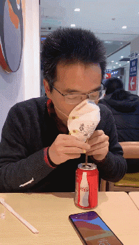 爆笑的GIF动态图片：正确的喝饮料姿势！我太难了！