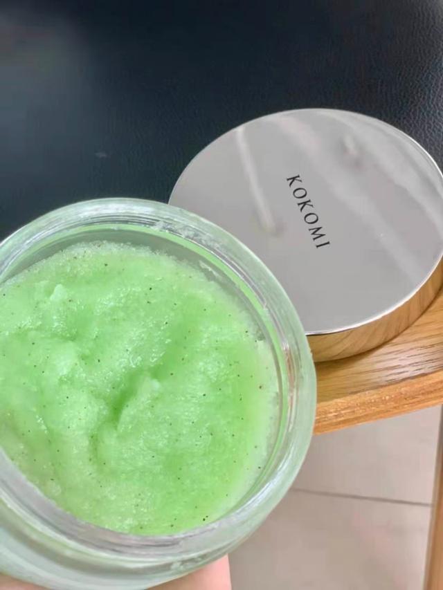 青春痘可以涂磨砂膏和身体乳吗