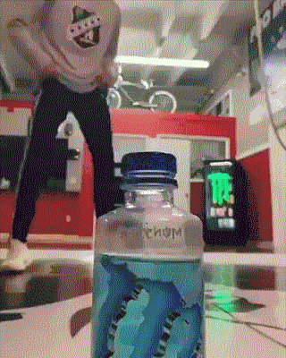 瓶盖挑战的GIF动态图片大全
