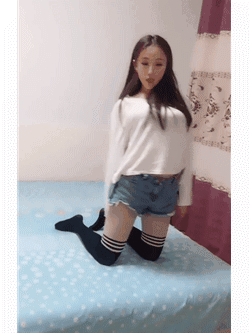 性感的美女GIF图片：为什么二次元女生都穿这种袜子