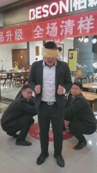 搞笑的动图GIF图片：妹子出忽意料的动作，闪瞎我的眼！