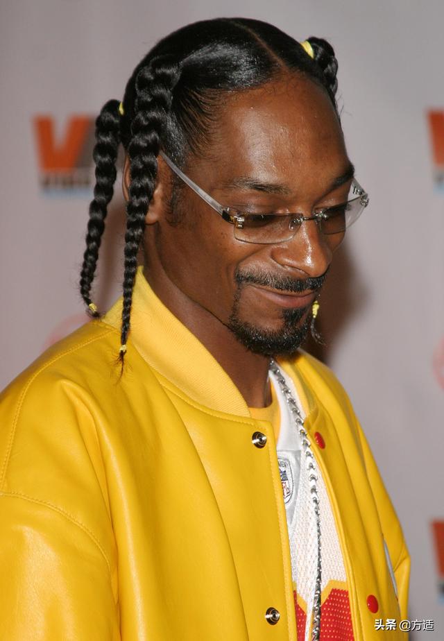 美國西海岸最成功的說唱歌手之一——snoop dogg隨後,snoop dogg簽入