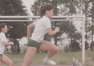 性感美女的动态图：这个跨栏有点矮