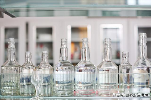 白酒大跌，光伏军工大涨？