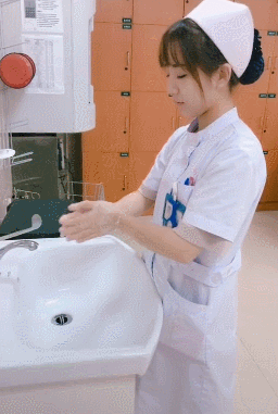 大胸美女的邪恶动态图：总感觉这个衣服买大了