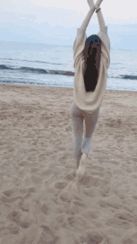 美女GIF内涵图：姑娘这么淘气，香肩是诱惑不住人的