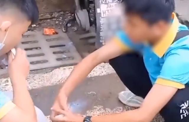 带牛奶入校被保安拦下，四川俩学生蹲校门口喝掉半箱，网友：学校开了小卖部吧？