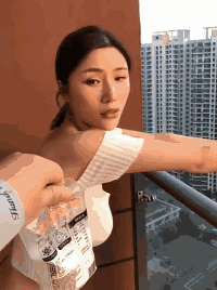 诱惑的美女GIF动图：妹子送香吻来了！