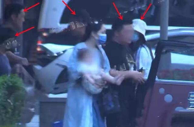 郭碧婷一家坐千万豪车真酷！把自己穿成大妈，抱女儿累得直不起腰