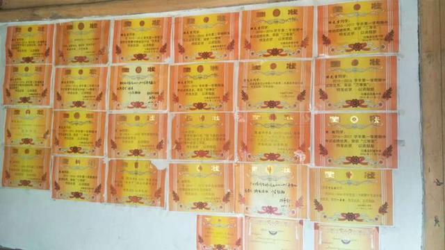 家里一面墙贴满了娃的奖状，妈妈却开心不起来，是我也高兴不了