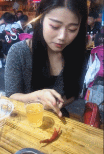 美女的性感动态图：我女朋友说他不会喝酒