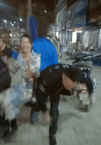 搞笑的GIF趣图：美女你这是上了三个男人的当啊！
