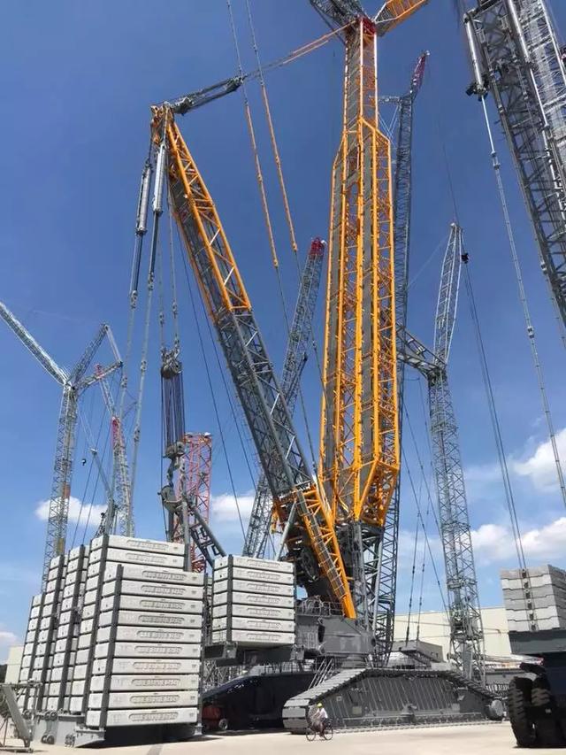 世界最大吊车工厂巨型吊车仅一个吊钩便可坐下三个成年人