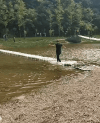 搞笑的动图GIF：隔壁老王正在赶来的路上！
