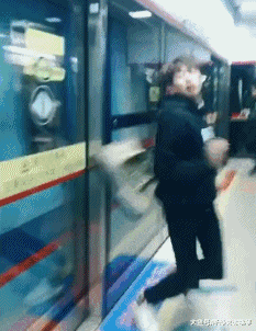 搞笑会动的图片GIF：现在的草莓，都这么生性了吗？