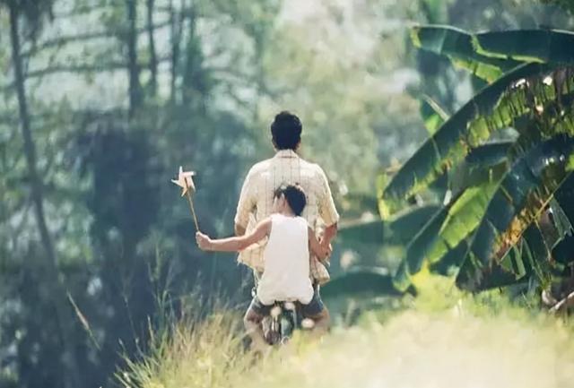 “我不上班谁挣钱养你”？父母无意的话，可能会伤了孩子的心