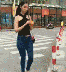 美女内涵GIF图：姑娘，这是本店的特色大碗面