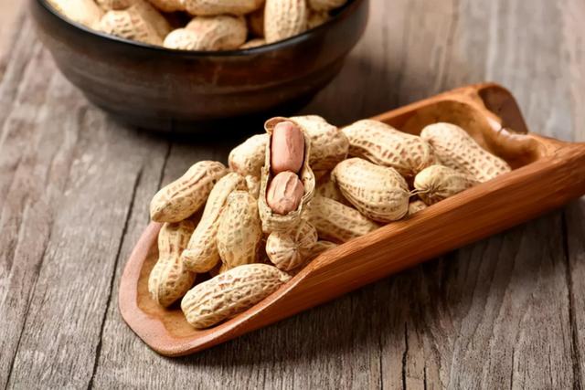 生花生与熟花生，哪个更营养呢？提醒：这3类人群尽量少碰