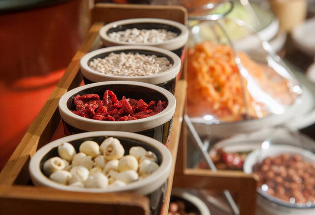 银发经济崛起，老龄化催生万亿市场，哪些领域含投资机遇？