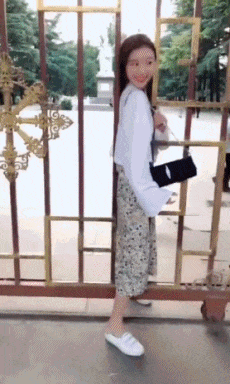 内涵美女的GIF动态图片：请问这样的姿势标准不？