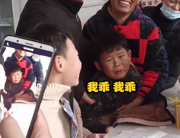 河南一萌娃打疫苗哭着喊“俺的个娘”，网友：这是奶奶带大的孩子