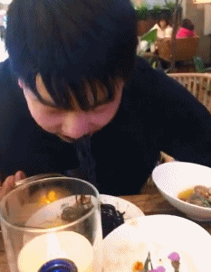有味的动态图gif：姑娘好福气啊，蟠桃脸