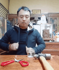 爆笑的动态图：让你看看熊孩子是怎么套垃圾袋的