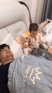 爆笑的GIF动图：谁能看明白，她这一滚为了什么！