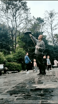 爆笑的GIF动态图：妹子的这个装置，功能一定很强大吧