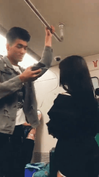 内涵GIF图片：熊二都看呆了，美女这操作真溜