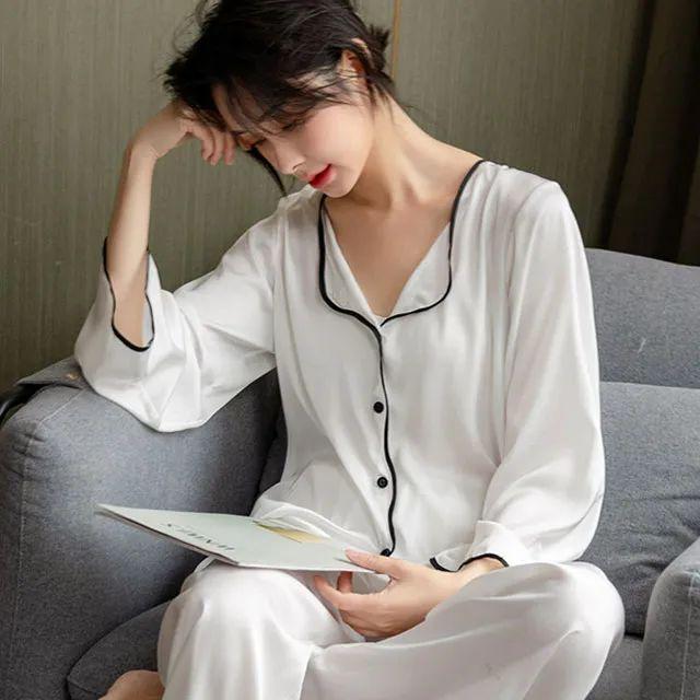 女生穿睡衣擦身体乳