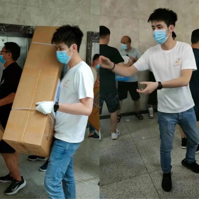 河南当地群众在救灾现场发来了王一博的现场驰援图,一直在搬运物资的