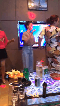 邪恶妹子图动态：今天这风，有点过分了哦！