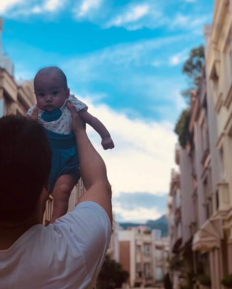 杨怡罗仲谦结婚:杨怡发文庆与罗仲谦结婚四周年，两人街头热吻照首曝光甜炸屏
