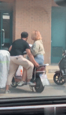 搞笑的GIF趣图：隔壁小孩馋哭了！