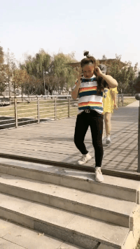 爆笑的GIF趣图：给闺蜜男友夹菜，看这表情是真的吓到了