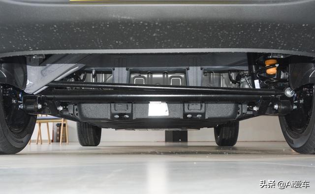 低价高配快充代步车，续航401公里空间实用，养车便宜，实拍哪吒V