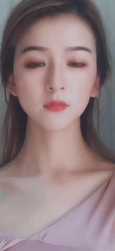 性感妹子的内涵动图GIF：妹子的耳环挺漂亮的哦！