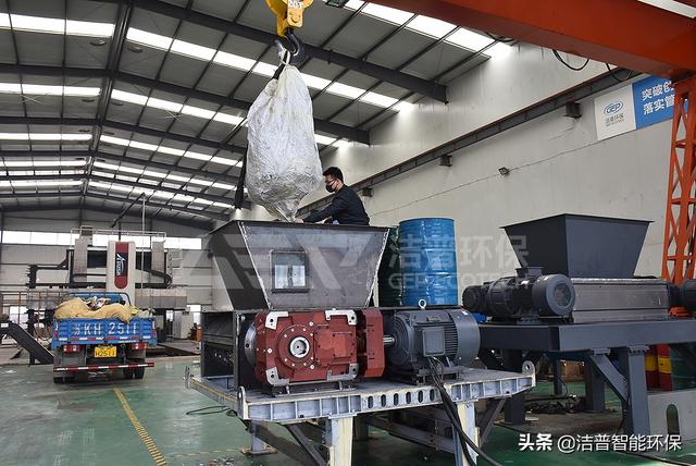 包含双轴剪切式破碎机使用方法的词条