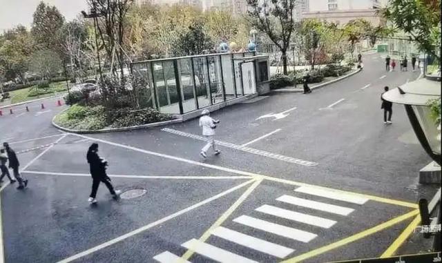 一岁半宝宝抽搐倒地，她抱起孩子直冲抢救室，比亲妈还快