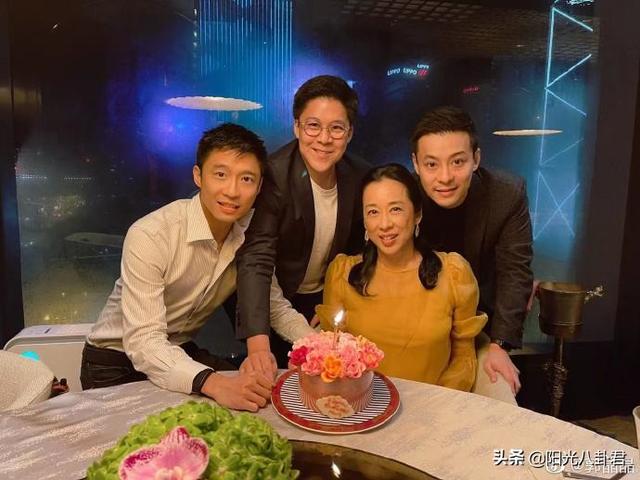 郭晶晶晒照为婆婆庆生，63岁朱玲玲保养得当，婆媳同框美似姐妹